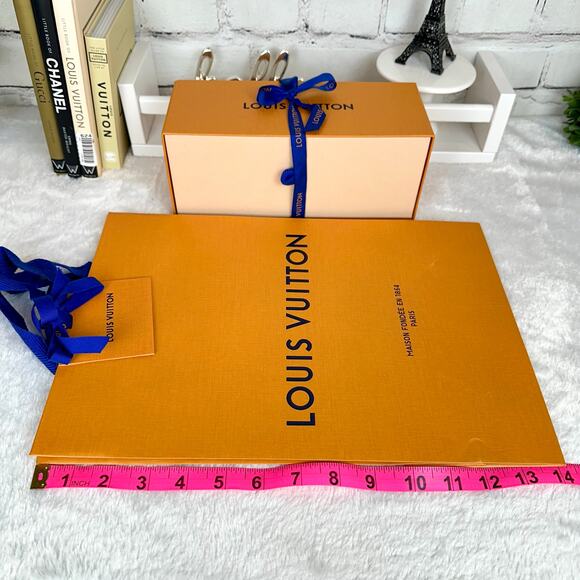 Louis Vuitton Box, tissue paper, Shopping Bag, gift note card tag and ribbon set - Picture 11 of 12